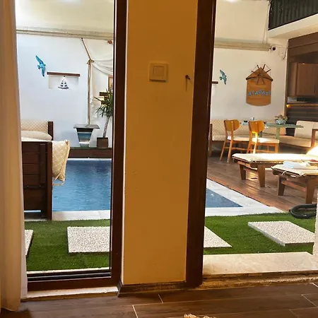 Elin Alacati Çeşme